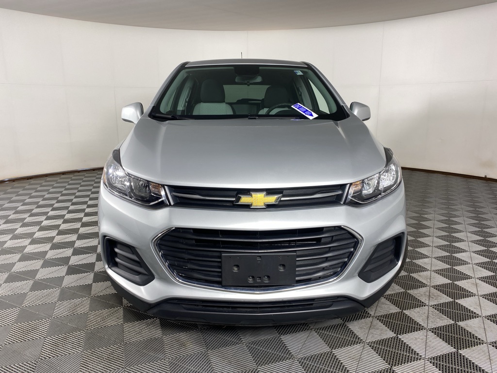 2022 Chevrolet Trax LS photo 2