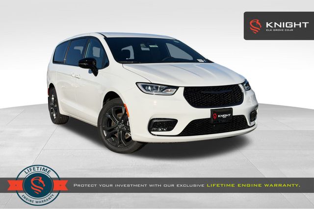 2026 Chrysler Pacifica Select's photo