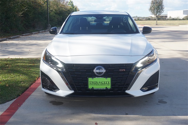 2025 Nissan Altima SR photo 2