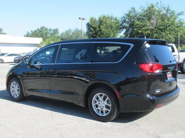 2025 Chrysler Voyager LX photo 4