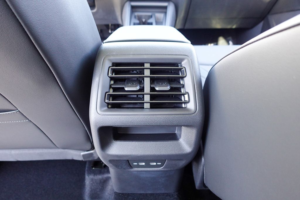 2025 Volkswagen Tiguan SE photo 18