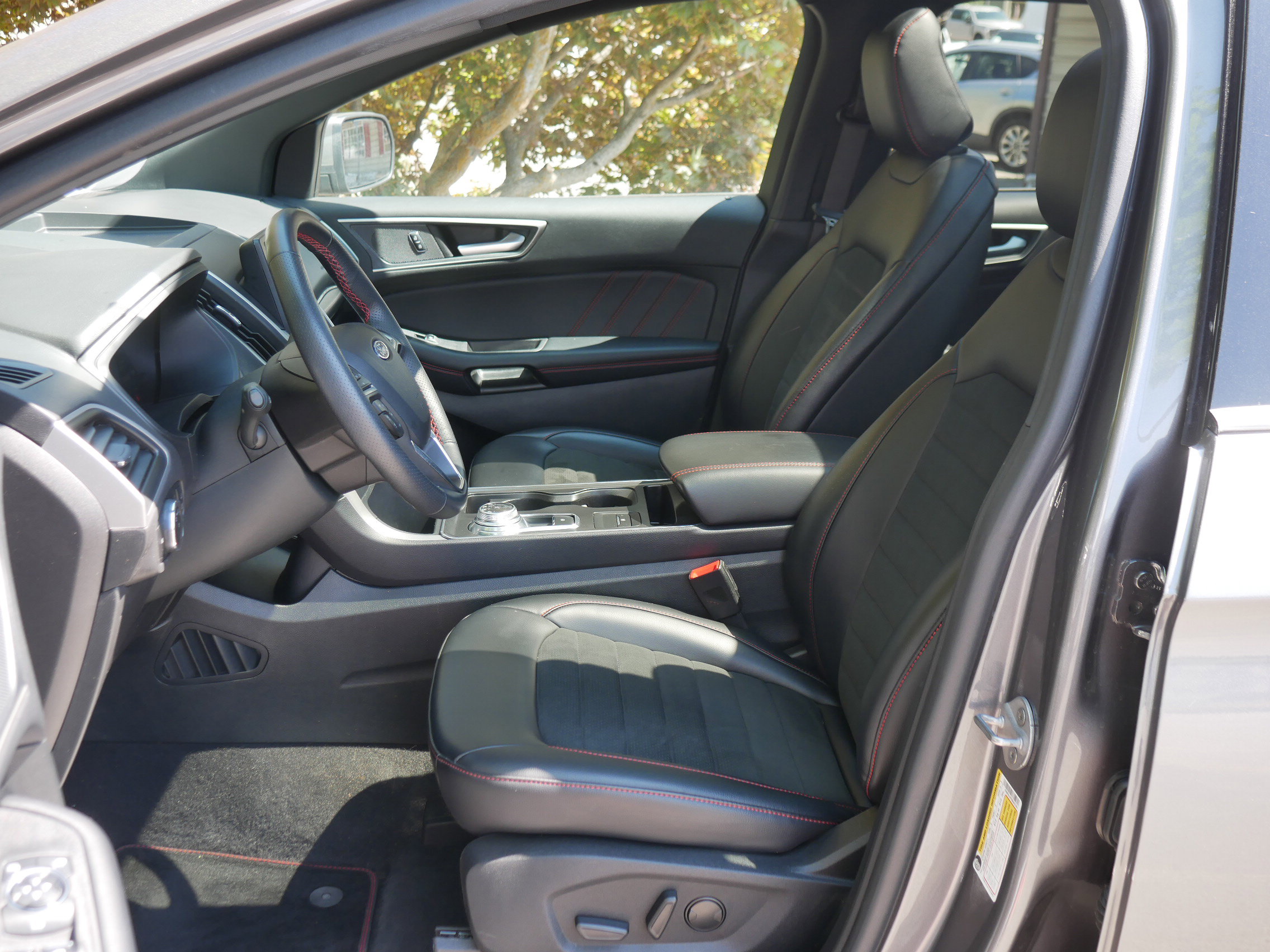 2024 Ford Edge ST-Line photo 2