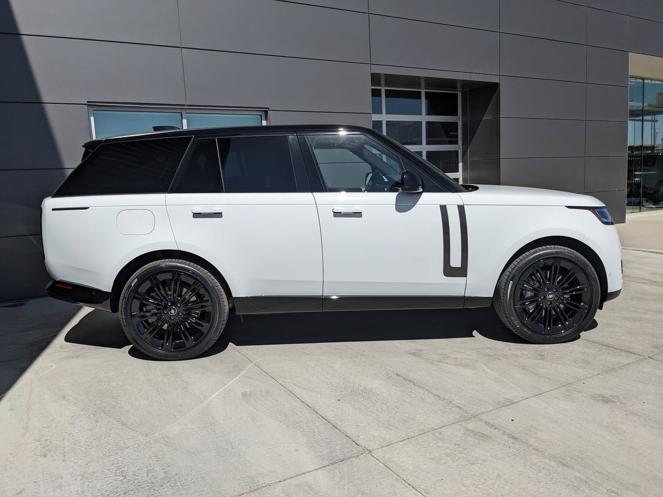 2025 Land Rover Range Rover SE photo 4