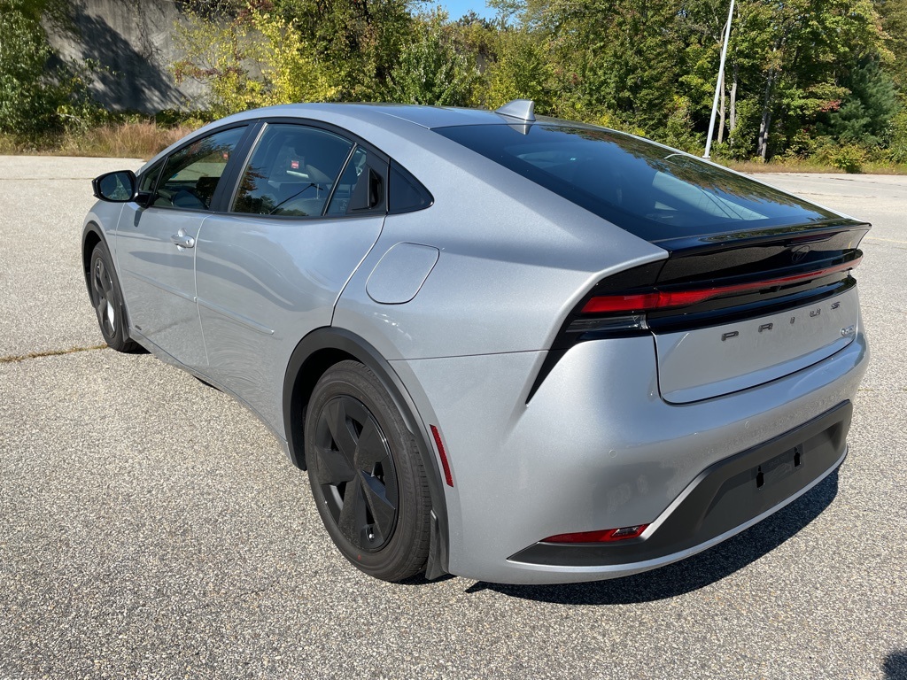 2025 Toyota Prius LE photo 3