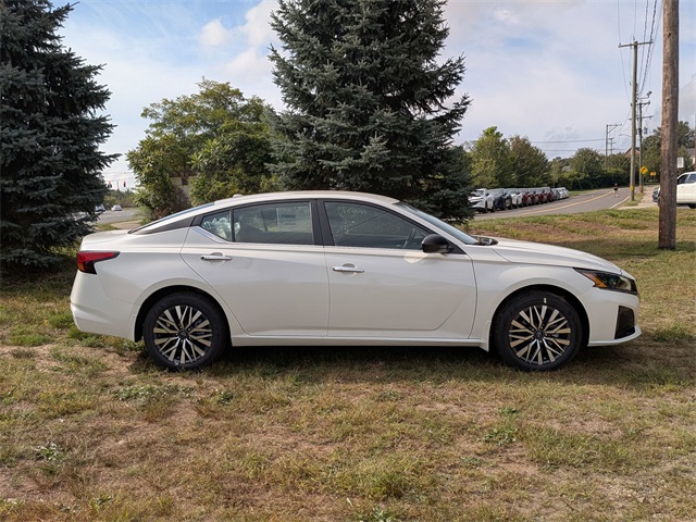 2025 Nissan Altima SV photo 2