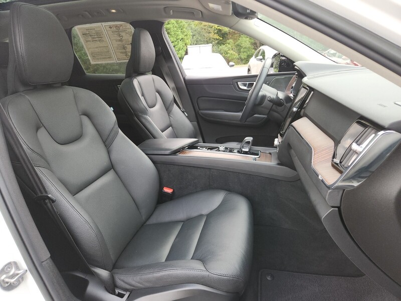 2023 Volvo XC60 B5 Plus photo 17
