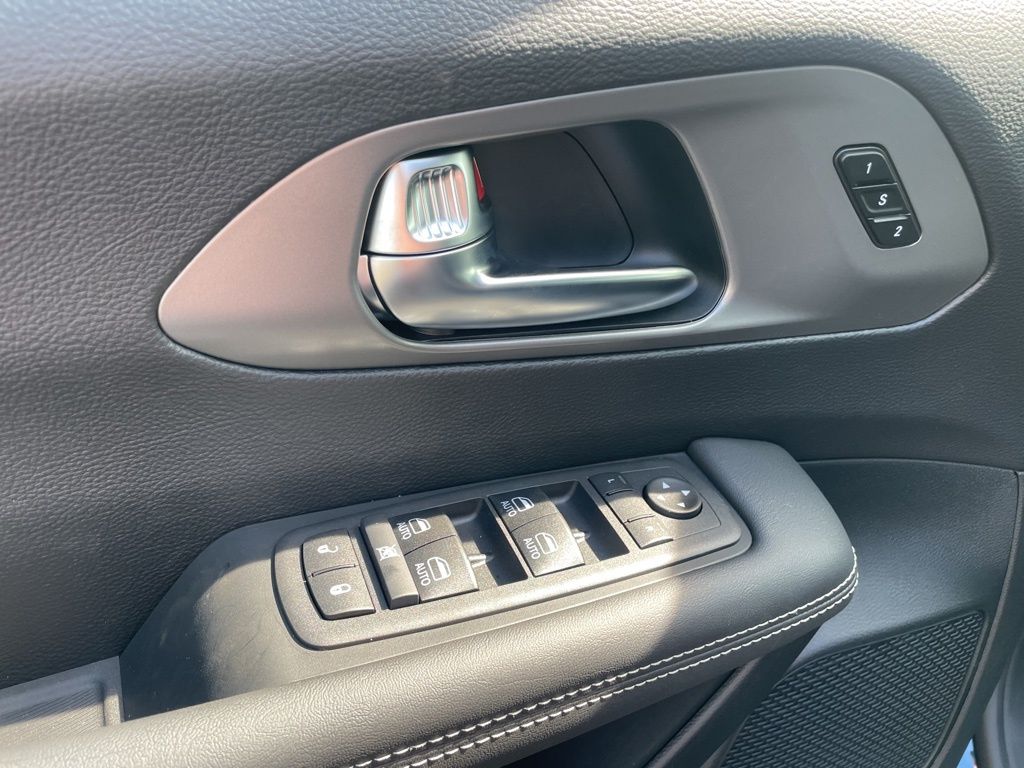 2025 Chrysler Pacifica photo 16
