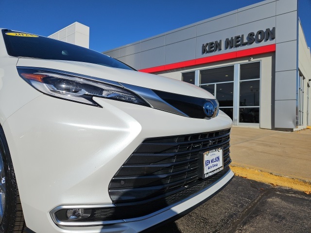 2023 Toyota Sienna Platinum photo 3