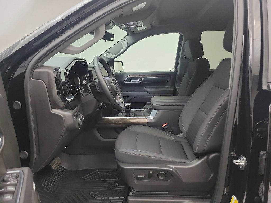 2025 Chevrolet Silverado 1500 LT Trail Boss photo 3