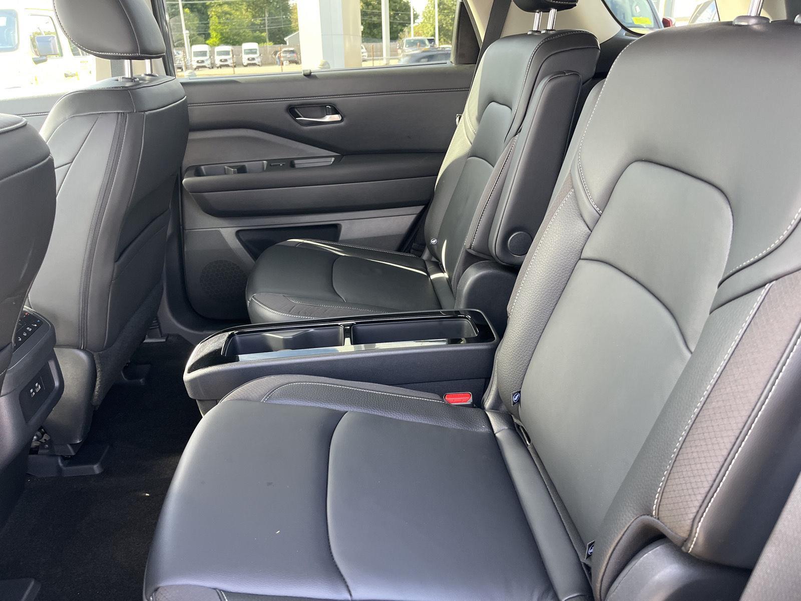 2024 Nissan Pathfinder SL photo 10