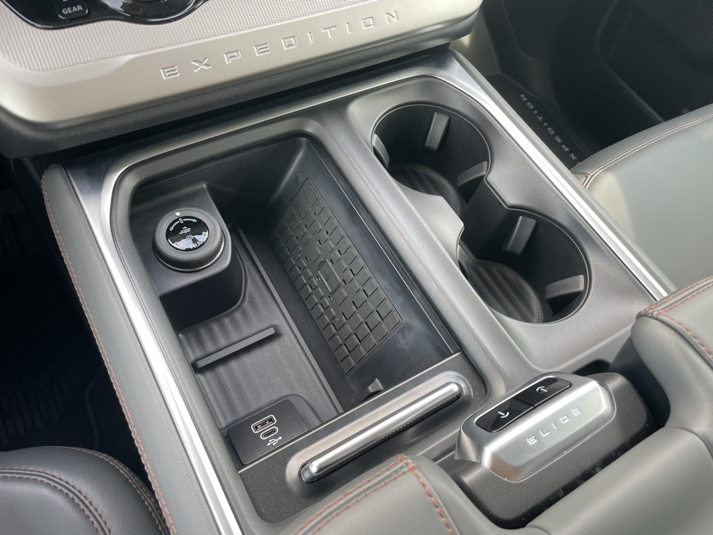 2025 Ford Expedition photo 11