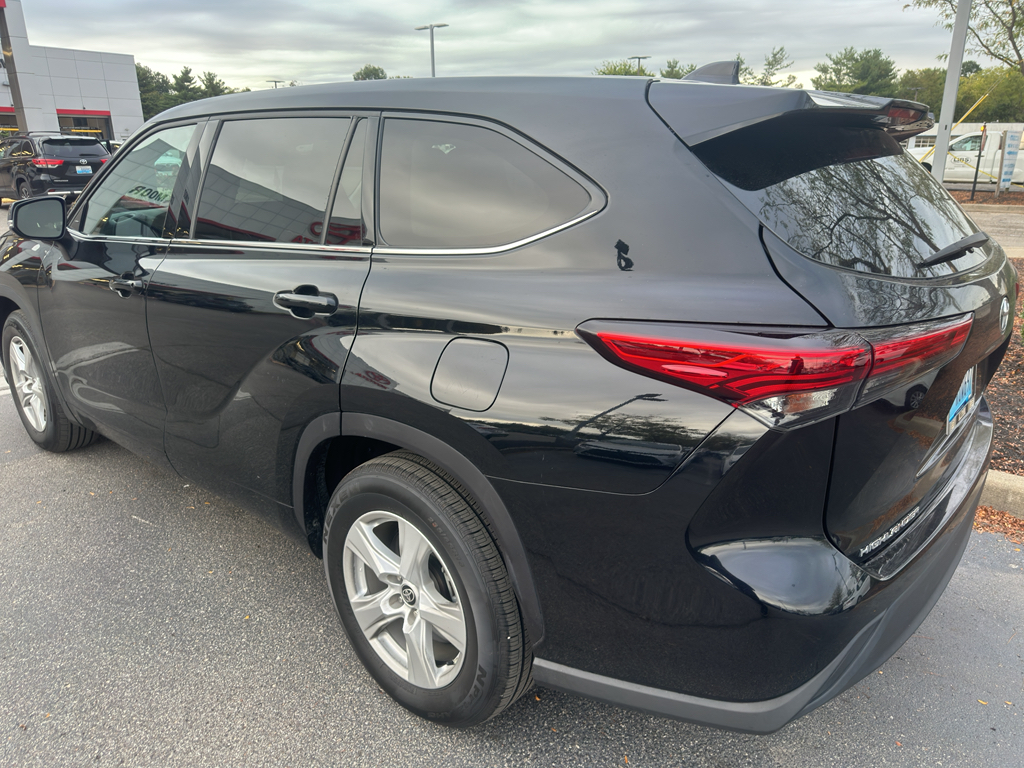 2021 Toyota Highlander L photo 2