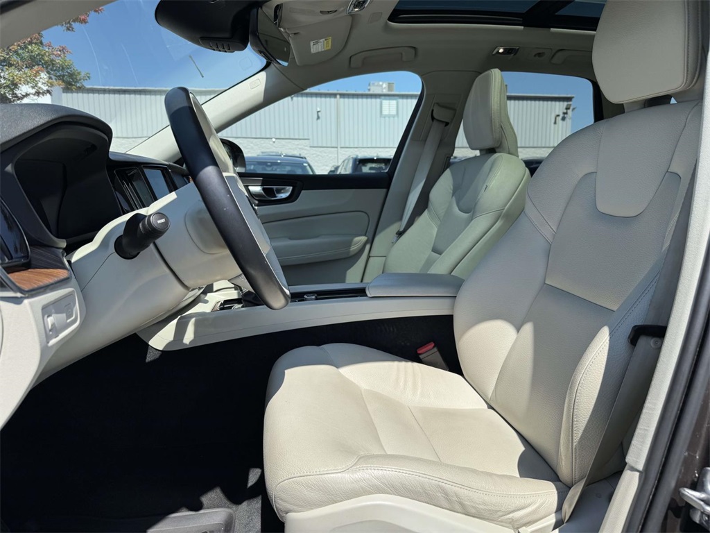 2021 Volvo XC60 T5 Momentum photo 14