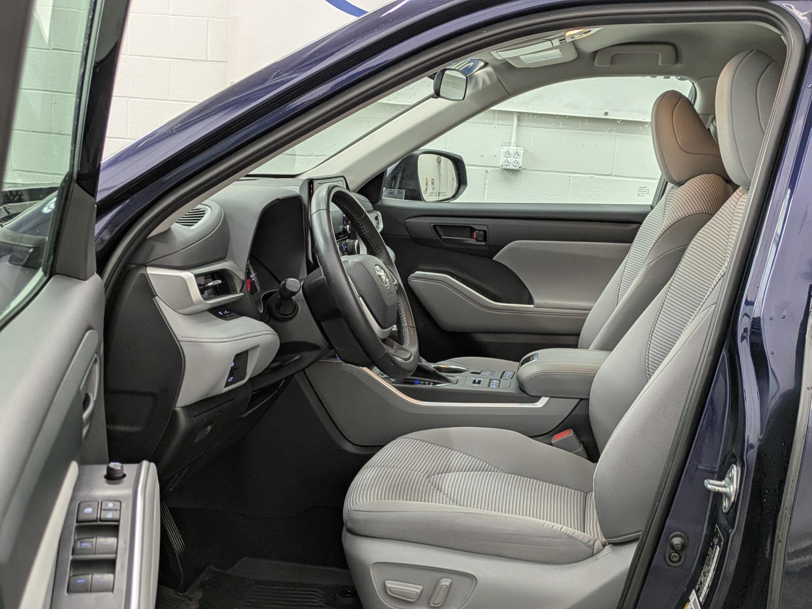 2022 Toyota Highlander LE photo 3