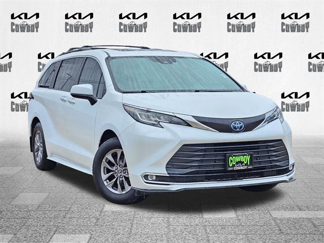 2023 Toyota Sienna XLE's photo