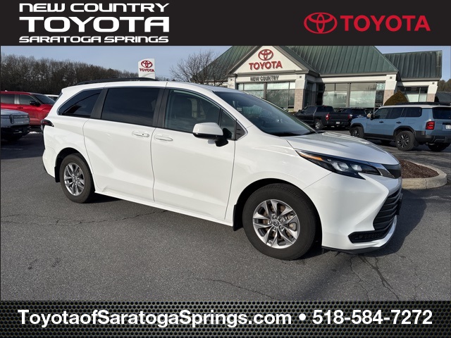 2024 Toyota Sienna LE's photo