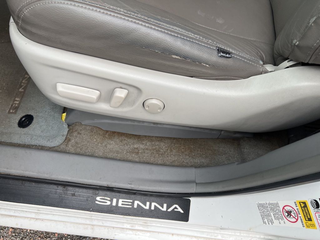 2014 Toyota Sienna LE photo 17