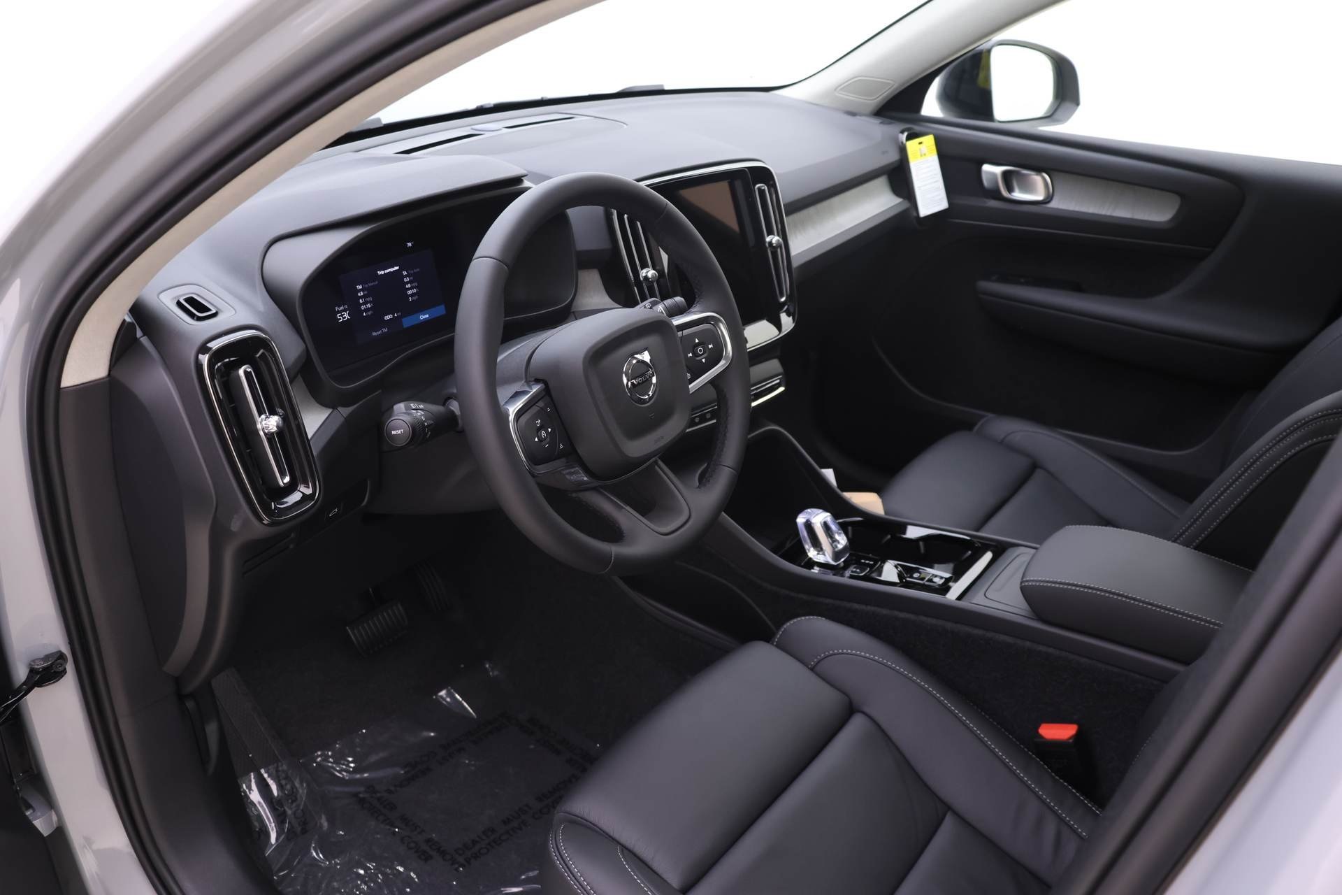 2026 Volvo XC40 Plus photo 6