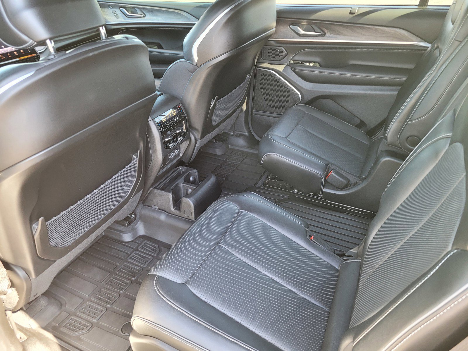 2024 Jeep Grand Cherokee Overland photo 11