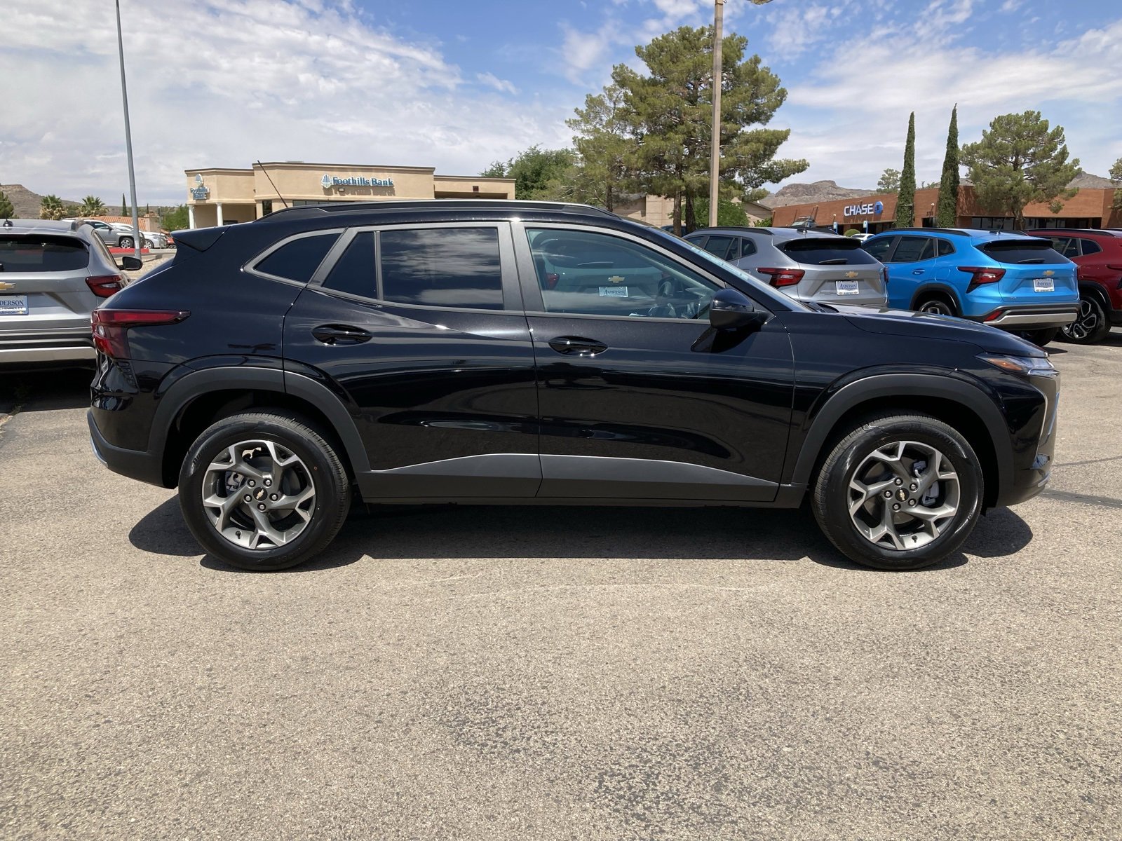 2025 Chevrolet Trax LT photo 4