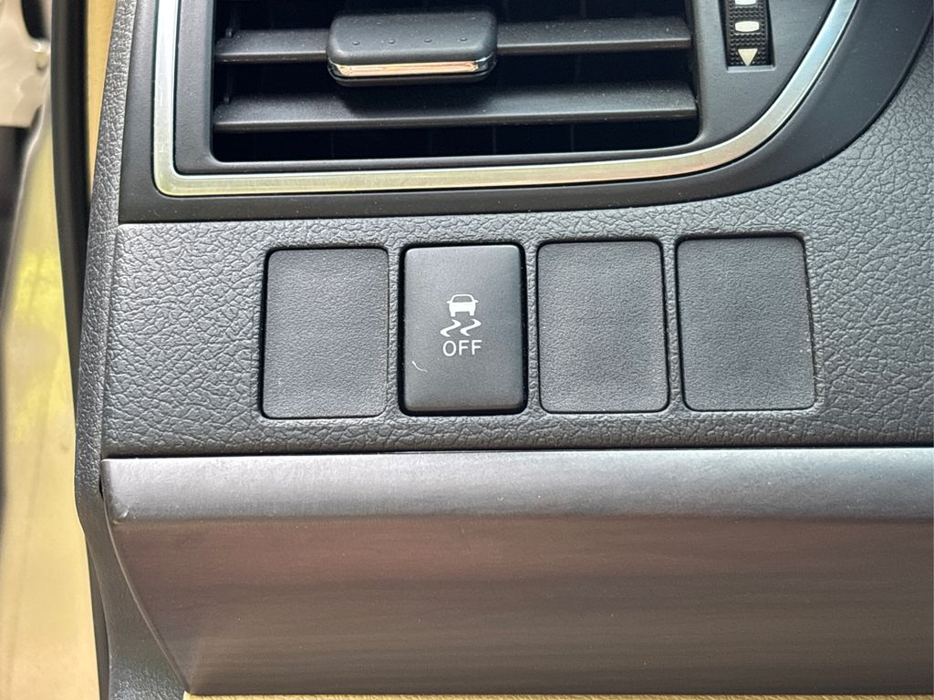 2016 Toyota Camry XLE photo 24