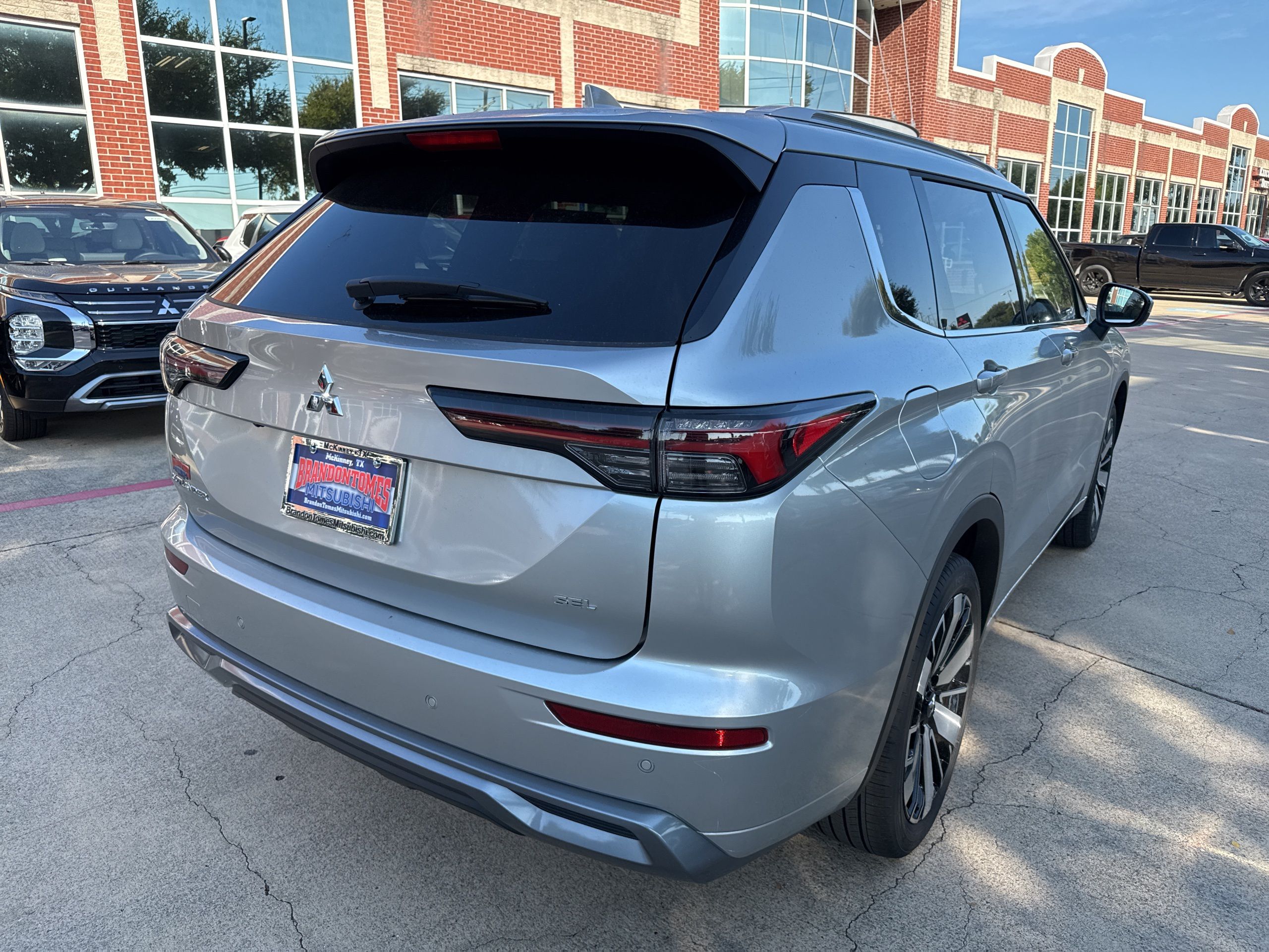 2025 Mitsubishi Outlander SEL photo 3