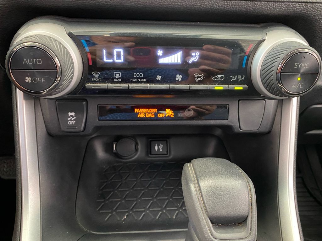 2019 Toyota RAV4 Hybrid LE photo 24