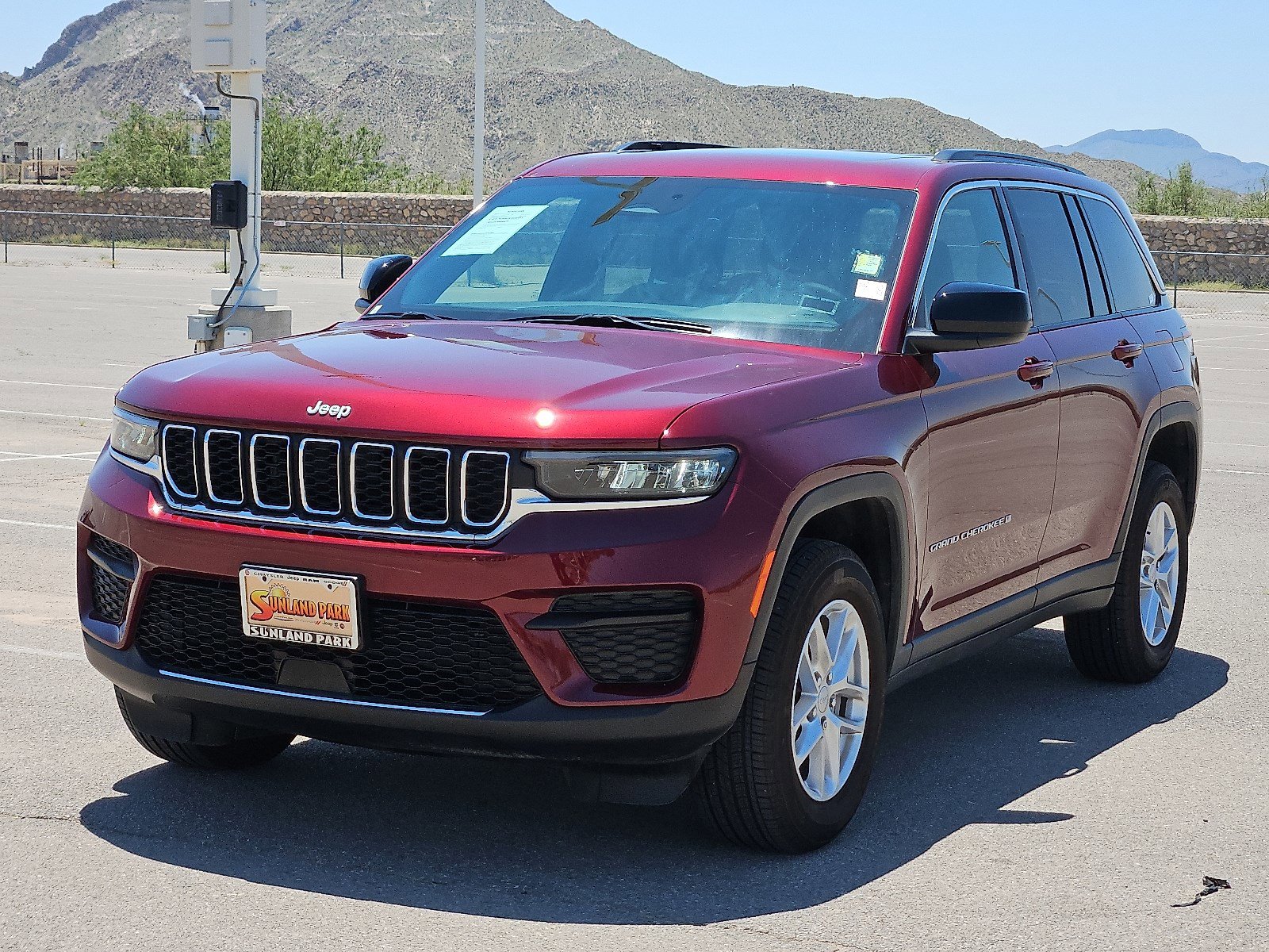 2025 Jeep Grand Cherokee Laredo X photo 2
