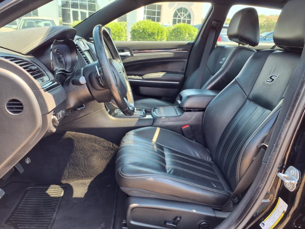 2020 Chrysler 300 photo 2