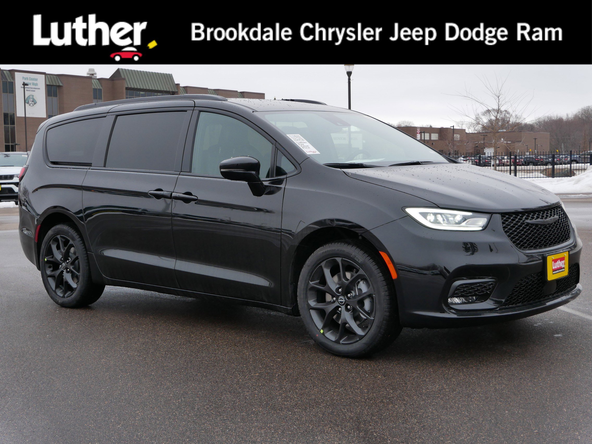2026 Chrysler Pacifica Select's photo