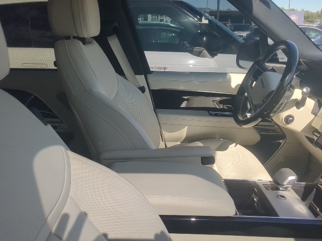 2025 Land Rover Range Rover SE photo 2