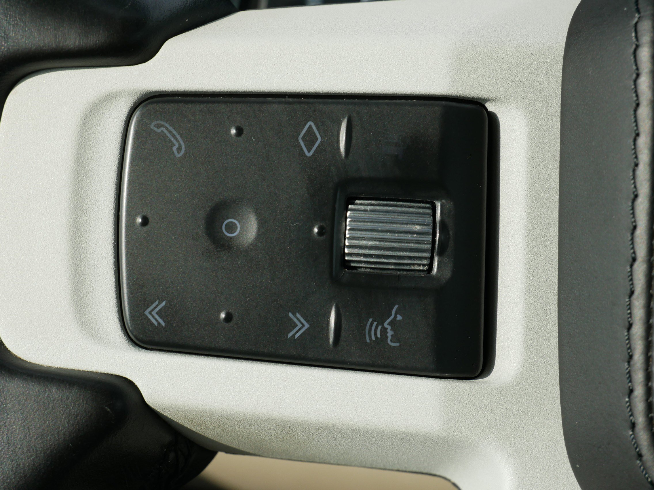 2020 Land Rover Defender HSE photo 19