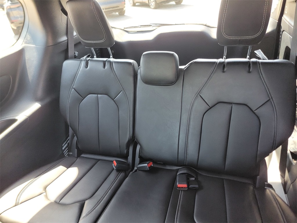 2024 Chrysler Pacifica Touring L photo 10