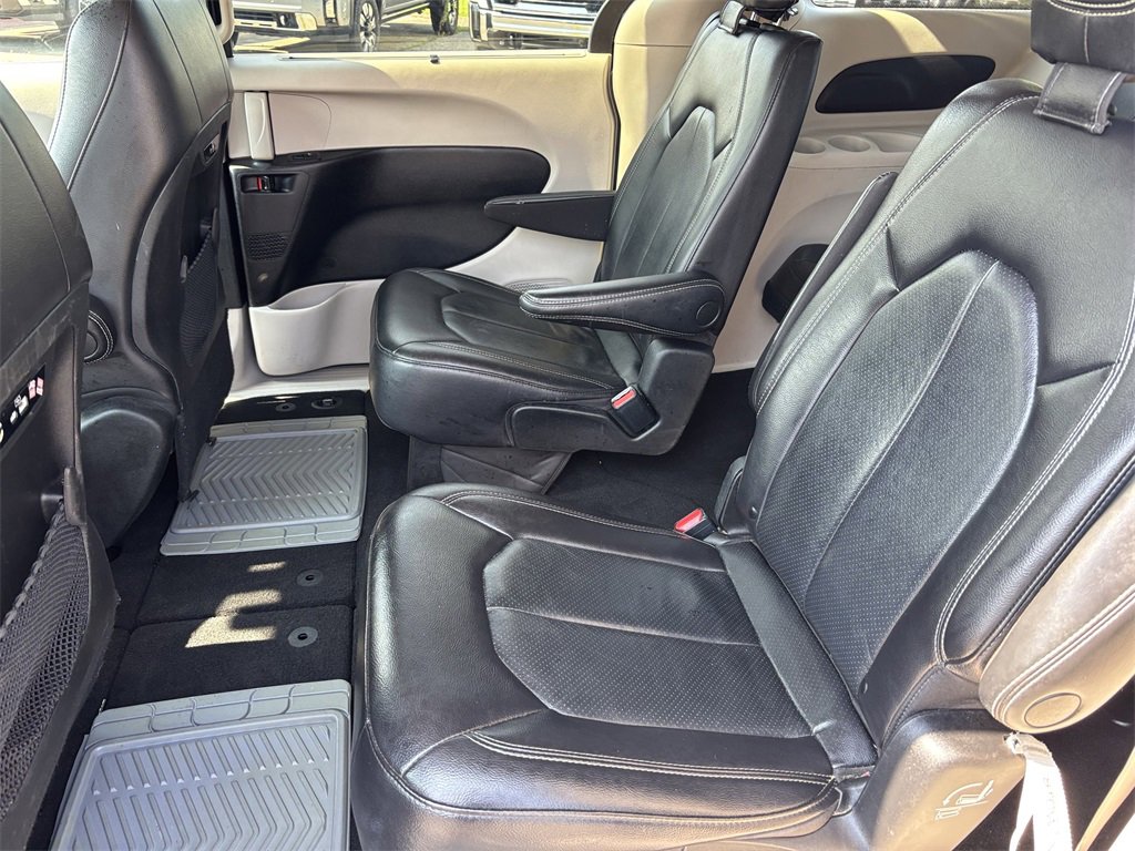 2022 Chrysler Pacifica Touring L photo 16