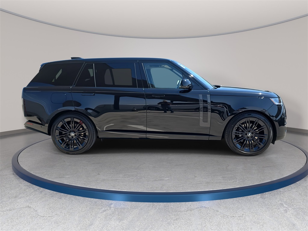 2025 Land Rover Range Rover SE photo 4