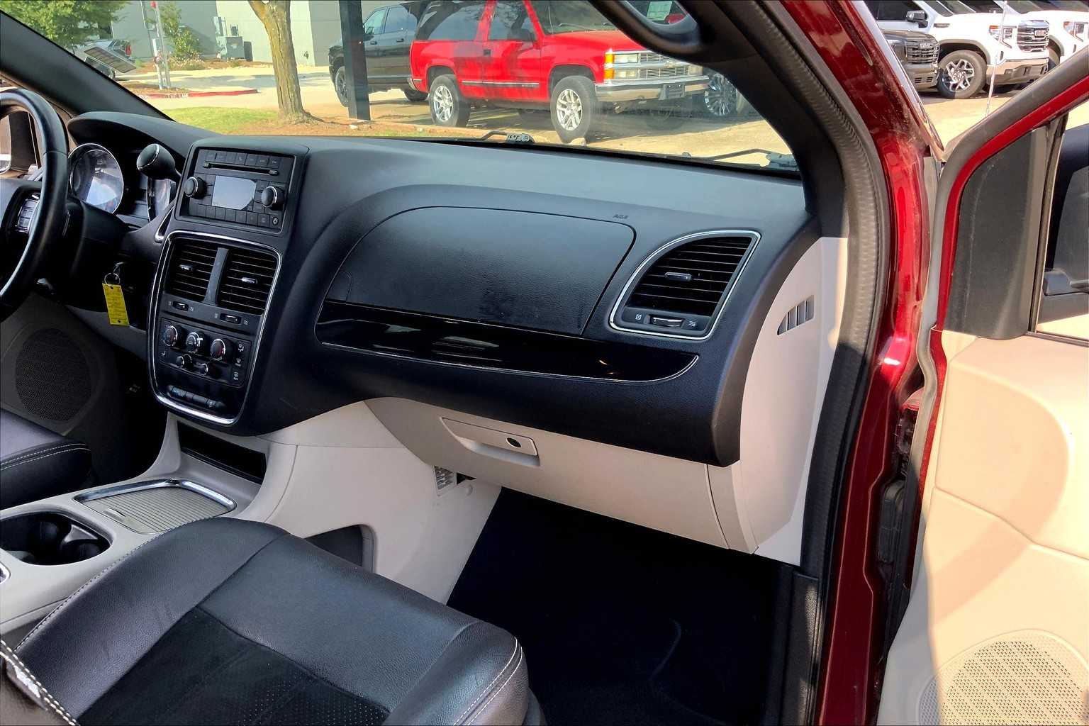 2017 Dodge Grand Caravan SXT photo 16