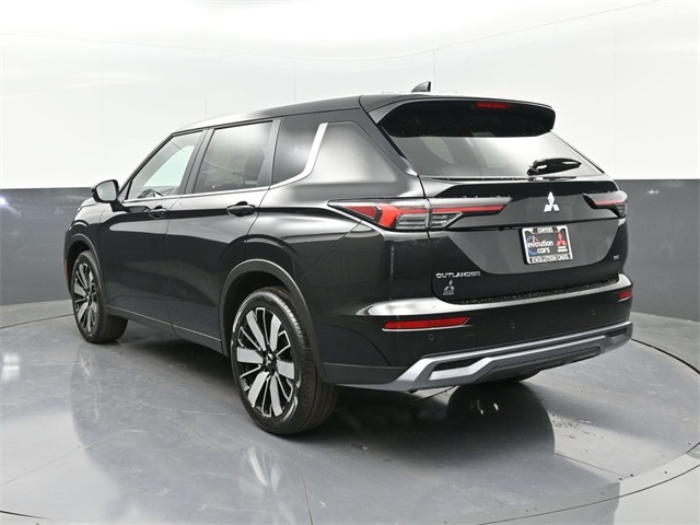 2025 Mitsubishi Outlander SE photo 3