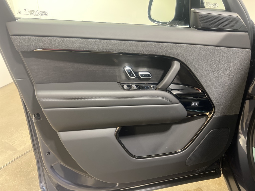 2025 Land Rover Range Rover Sport SE photo 8