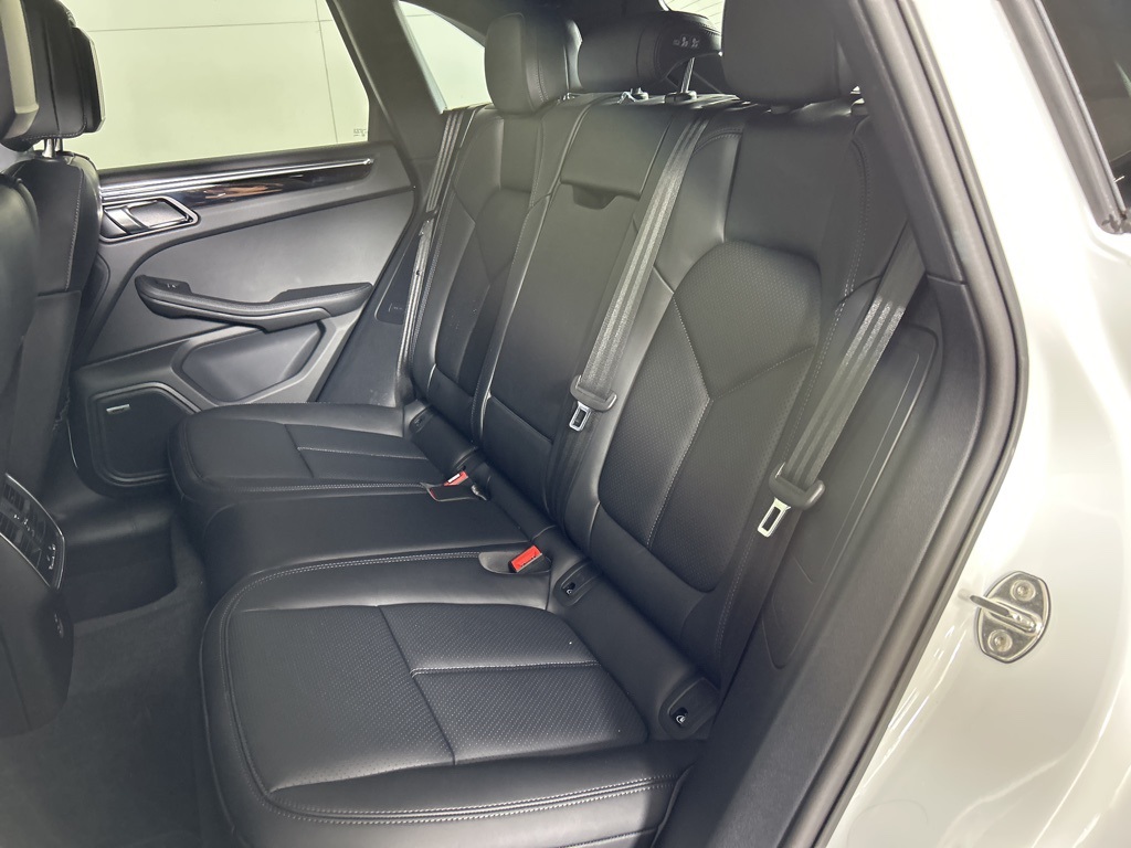 2025 Porsche Macan Base photo 18