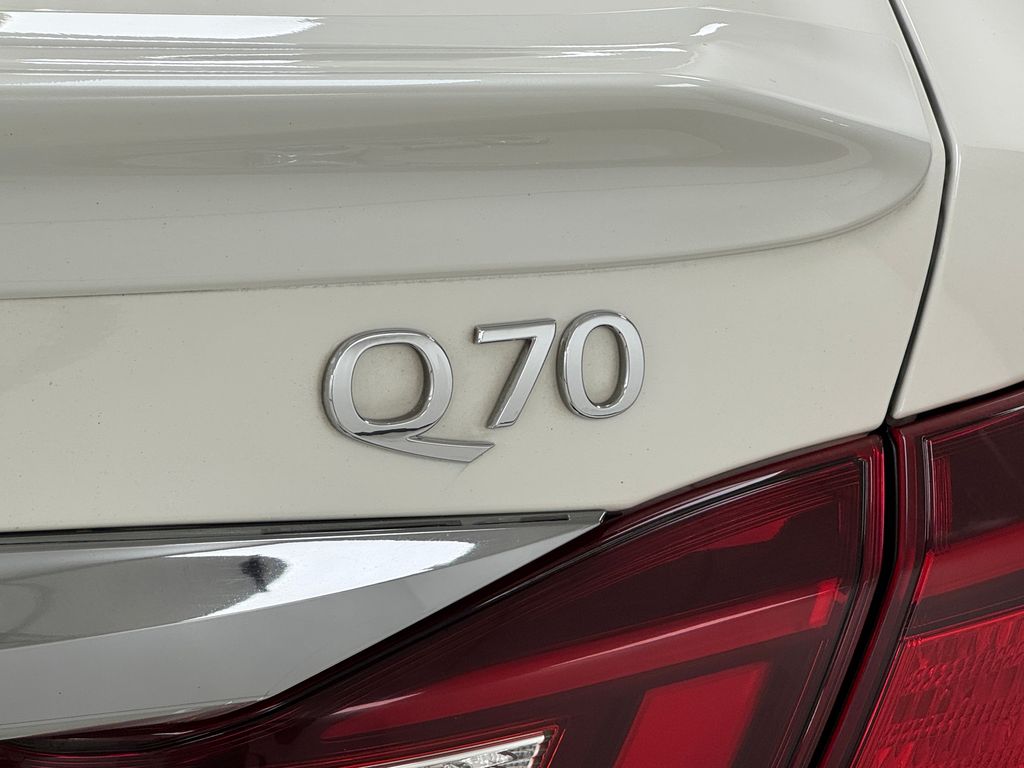 2019 Infiniti Q70 photo 38