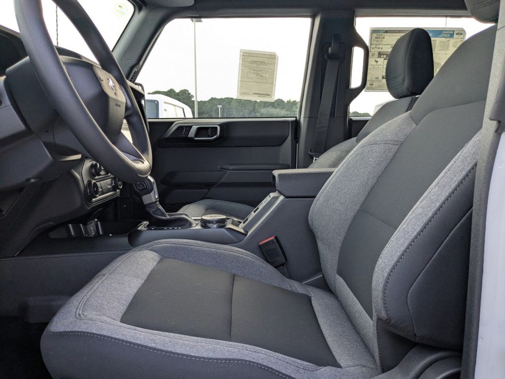 2025 Ford Bronco Base photo 17