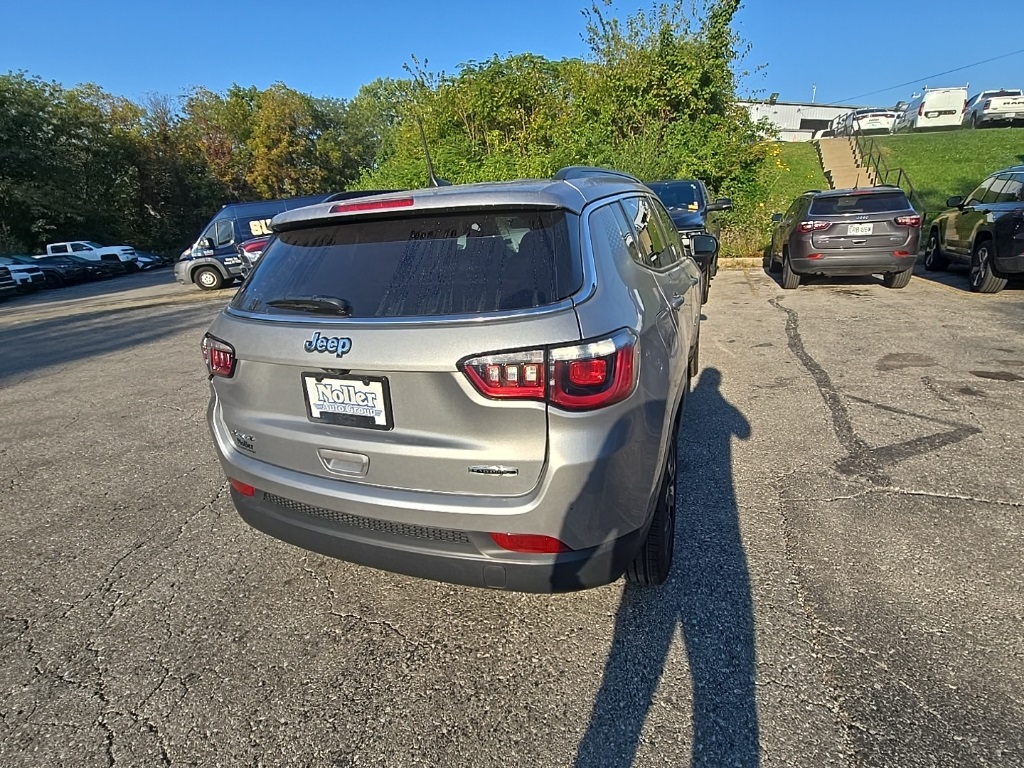 2022 Jeep Compass Latitude Lux photo 7
