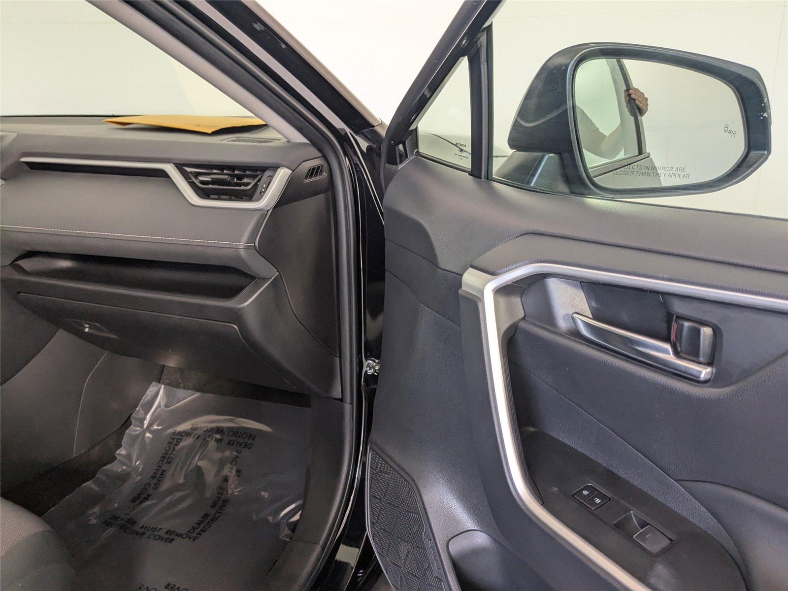 2024 Toyota RAV4 Hybrid XLE photo 2