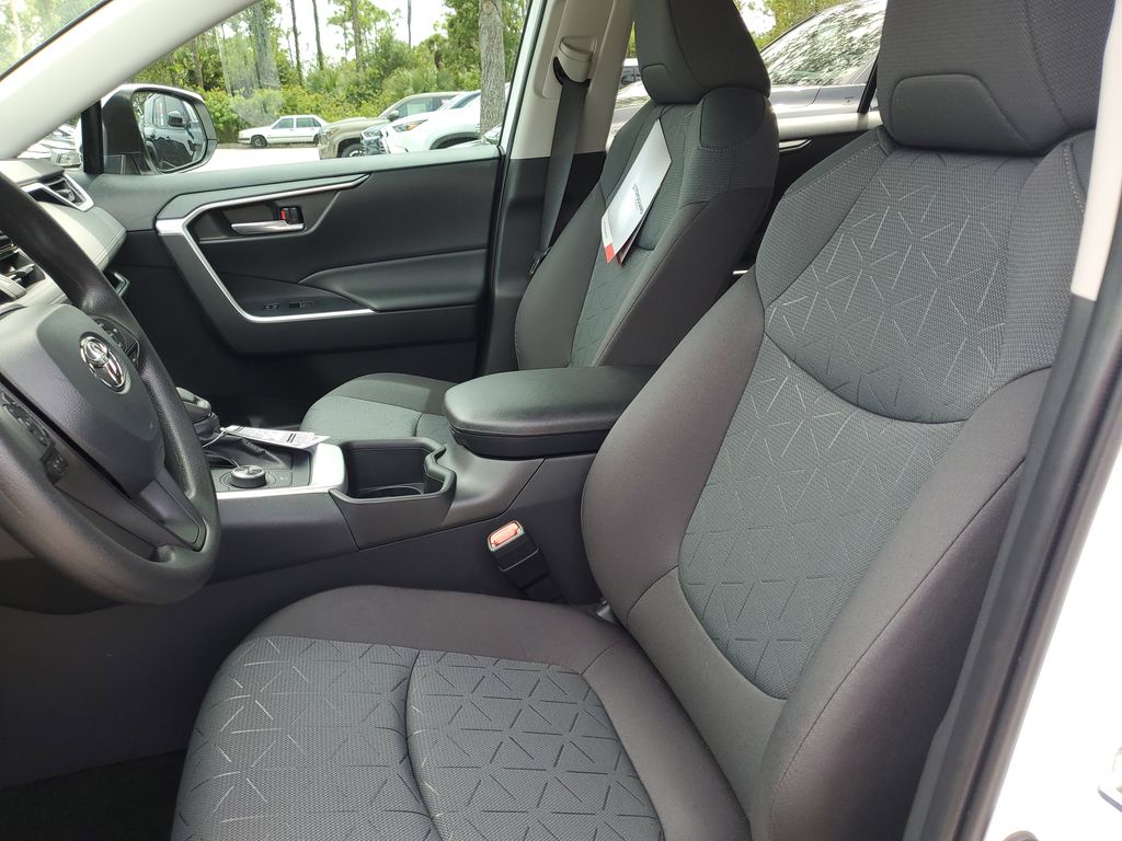 2025 Toyota RAV4 Hybrid XLE photo 13