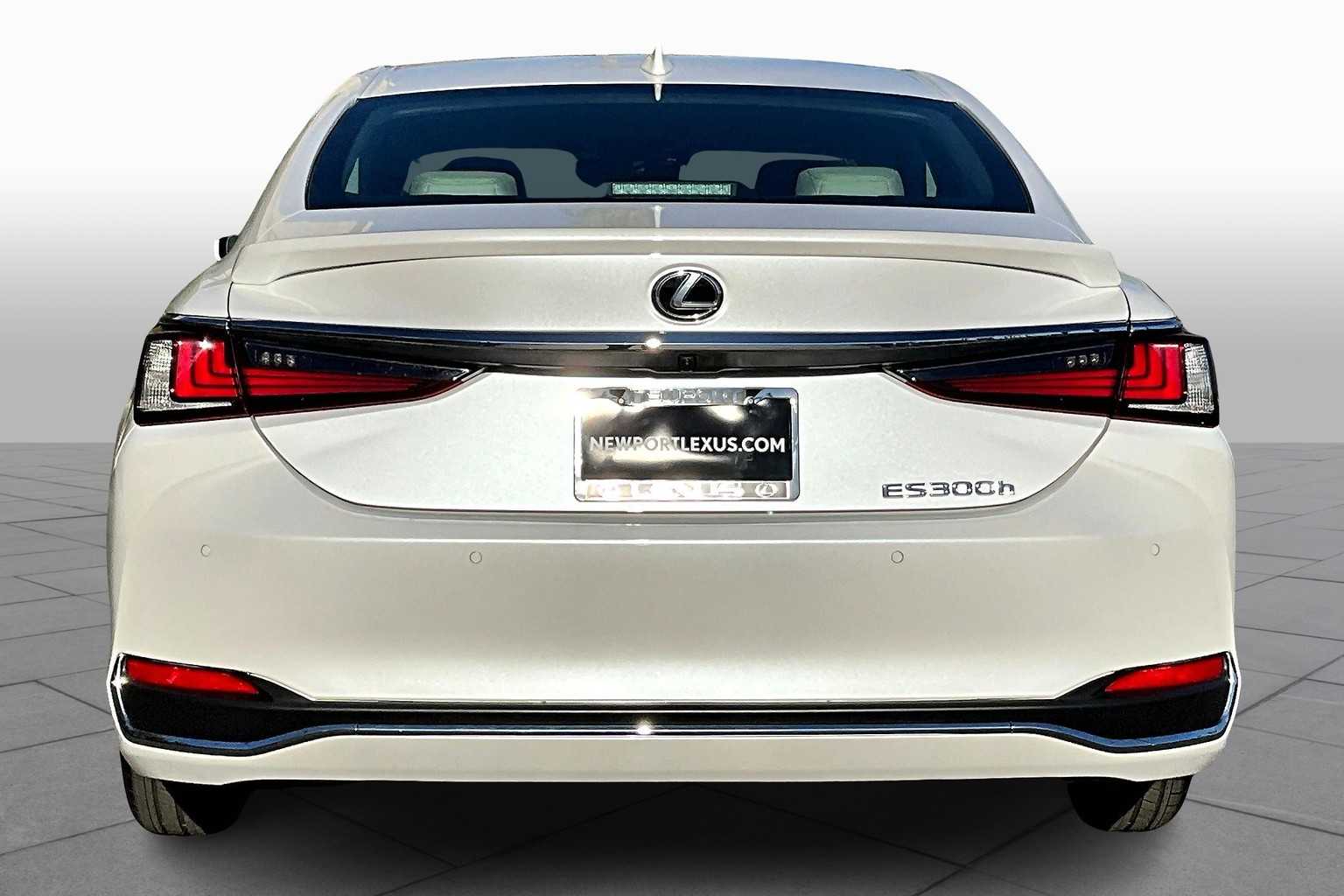 2025 Lexus ES 300h photo 4