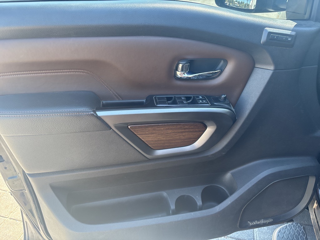 2016 Nissan Titan Crew Cab Platinum Reserve photo 7