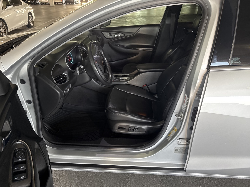 2018 Chevrolet Malibu 1LT photo 2