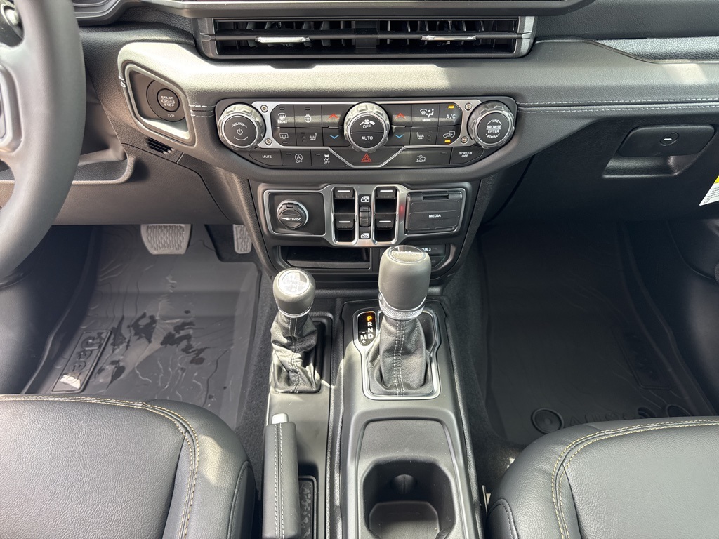 2025 Jeep Gladiator Sport photo 43