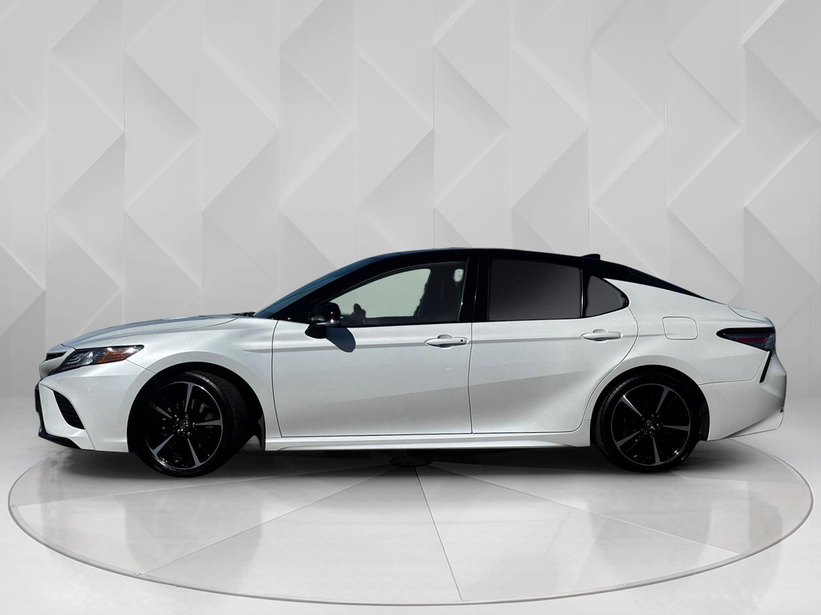 2019 Toyota Camry XSE photo 2
