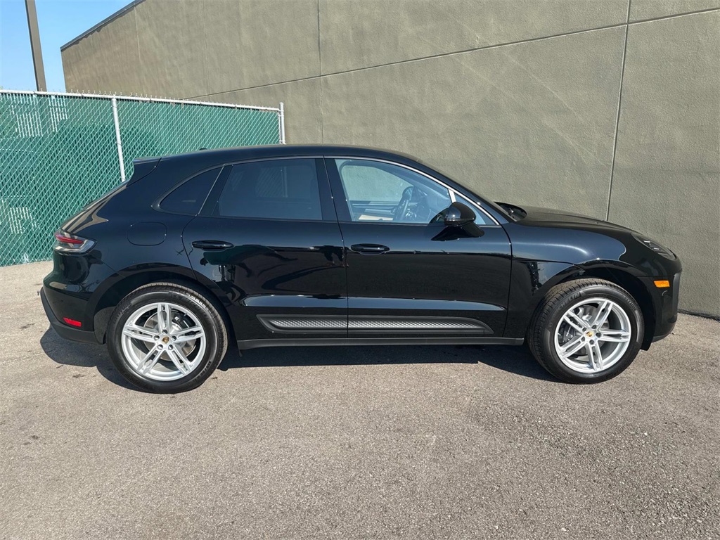 2026 Porsche Macan T photo 9